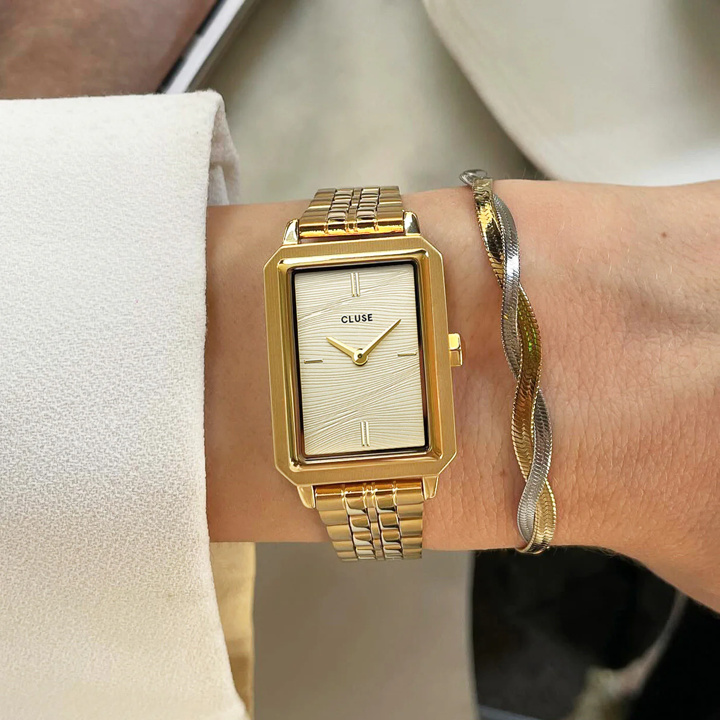 Reloj CLUSE Fluette Watch Steel, Sand Texture Full Gold Colour - Imagen 5